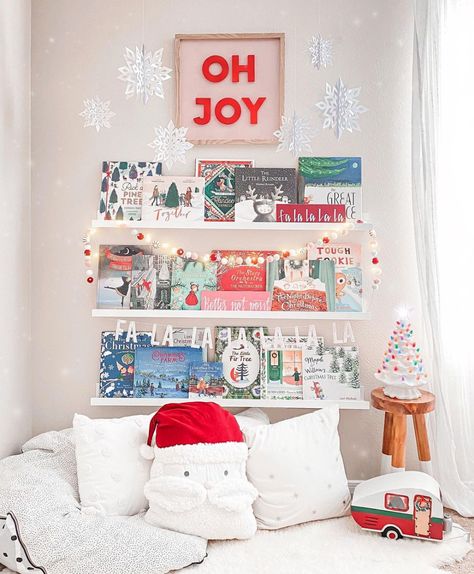 Holiday Bookshelves, Chalk Designs, Holiday Reading, Book Wall, Bookshelves Kids, Christmas Book, Christmas Room, Bookshelf Decor, Playroom Decor