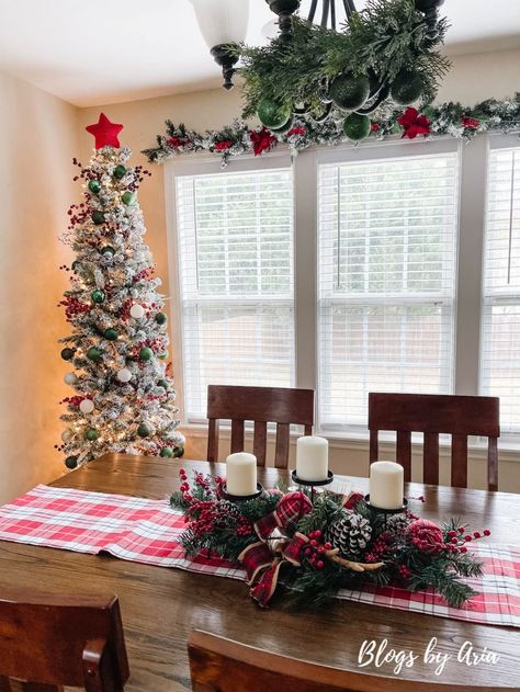 Small Dining Room Christmas Decor, Christmas Living Room Centerpiece, Dinning Room Christmas Tree, Table Centerpiece Christmas Decor, Dinning Room Christmas Ideas, Christmas Dining Room Decor Ideas, Dining Room Christmas Decorations, Christmas Dinning Room Decoration, Christmas Decor Ideas For Dining Room