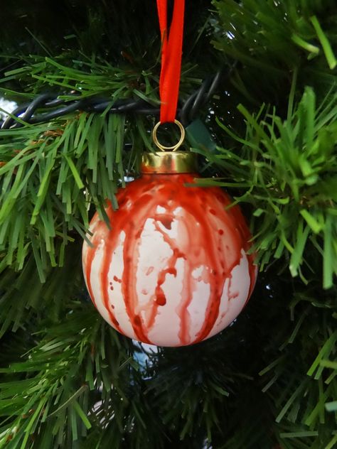 Spooky Christmas Decor, Haunted Christmas Decorations, Diy Spooky Christmas Decorations, Goth Christmas Tree Ideas, Creepmas Decorations Diy, Christmas Bauble Diy, Creepy Christmas Decor, Goth Christmas Diy, Scary Christmas Tree