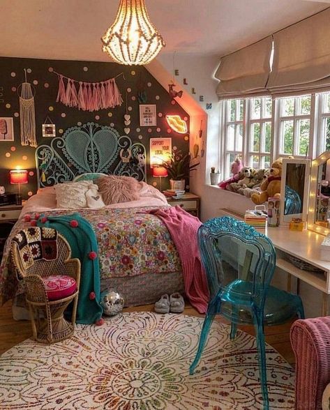 Boho Bedroom Decor Hippie, Black Couch Living Room, Dark Boho Bedroom, Bohemian Style Living Room, Boho Bedroom Ideas Bohemian, Bedroom Ideas Bohemian, Bohemian Bedroom Design, Dark Boho, Bohemian Room