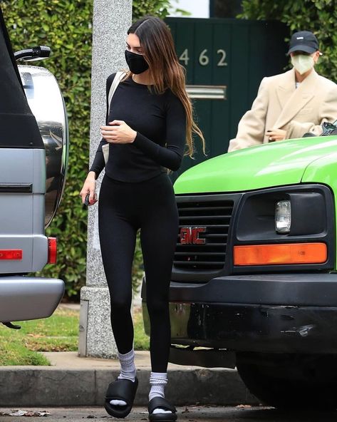 kendalljenner FAN ACCOUNT su Instagram: "Kenny and Hailey. West Hollywood. February 1. • • • #kendalljenner #kyliejenner #kendall #jenner #jennersisters #kuwtk #kimkardashian…" Kendall Jenner Corpo, Celebrity Athleisure, Kendall Jenner Body, Trajes Kylie Jenner, Pilates Outfit, Kendall Jenner Street Style, Gymwear Outfits, Looks Pinterest, Kendall Style