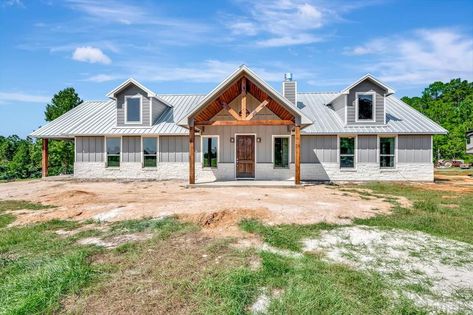 Light Gray Barndominium Exterior, Light Grey Barndominium Exterior, White Barndominium Exterior, Barndominium Exterior, Dream House Layout, Barn Homes Floor Plans, Ranch House Exterior, Affordable House Plans, Pole Barn House Plans