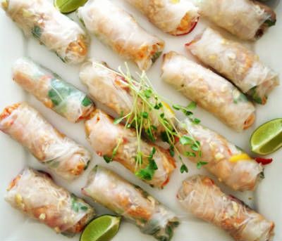 Vietnamese style Chicken and Mango Rice Paper Rolls Rice Paper Rolls Recipes, Shrimp Spring Rolls, Vietnamese Spring Rolls, Spring Roll Recipe, Rice Paper Rolls, Foodie Crush, Spring Roll, Summer Rolls, Baked Fish