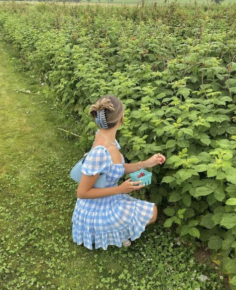 Belly Summer Aesthetic, Vestidos Cottagecore, Preppy Girl Pfp, Cottagecore Outfits, Dreamy Photography, Girl Pfp, Spring Girl, Preppy Girl, Summer Attire