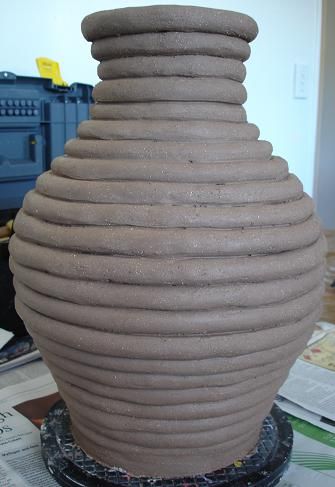 For once I thought I would make a coil pot that shows the coils from the outside. It really helps if you have a tool like this one to make your clay coils. Just slice through a slab of clay with th… Coil Vase, Coil Pot, Coil Pottery, Coil Pots, Pottery Pots, Pottery Handbuilding, Ceramic Techniques, Slab Pottery, Clay Vase