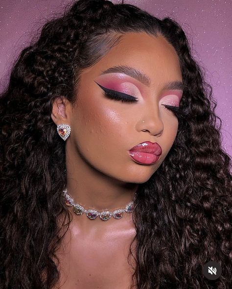 Makeup Looks Pink And Gold, Pink Make Up Inspiration, Pink Makeup Black Women, Makeup For Pink Outfit, Barbie Look Makeup, Dark Pink Eyeshadow, Soft Pink Eye Makeup, Pink Makeup Looks Black Women, Black Queen Makeup