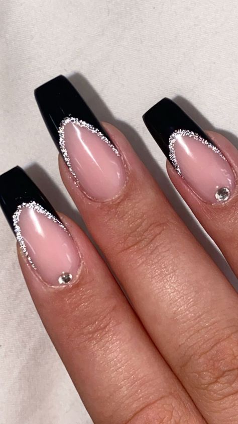 Cozy Knit Nail Trend Matches Perfectly With Your Winter Sweater Glitter Nails With Black Tips, Black French Tips With Diamonds, Nail Art For Black Dress, Black Tip Nails With Heart, Black And Gem Nails, Nails For A Black Prom Dress, Nails For A Ball, Cute Black Birthday Nails, Engagement Nails Black