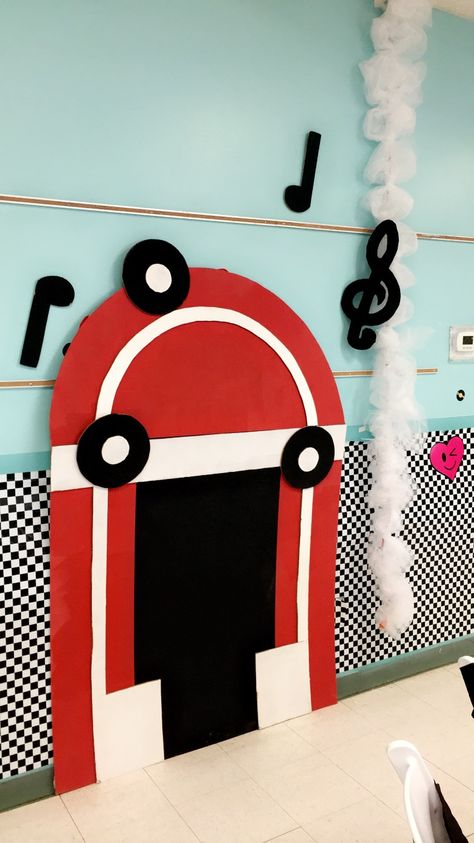 Sock Hop Decorations, Sock Hop Outfits, 50s Party Decorations, 1950s Theme Party, Festa Rock Roll, Grease Theme, 50s Sock Hop, Fifties Party, 50s Theme Parties