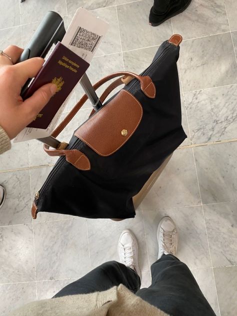 Longchamp Airport Outfit, Long Champ Bag Travel, Le Pliage Aesthetic, Long Champ Bag Aesthetic, Travel Bags Aesthetic, Aesthetic Airport Pictures, Longchamp Bag Aesthetic, Picture Inspo Aesthetic, Longchamp Travel Bag