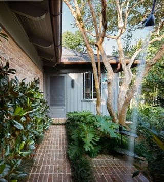 Mid Century Courtyard, Midcentury Landscaping, Mid Century Landscape, Modern Brick House, Brick Pathway, Modern Courtyard, Mid Century Exterior, Midcentury House, Brick Walkway