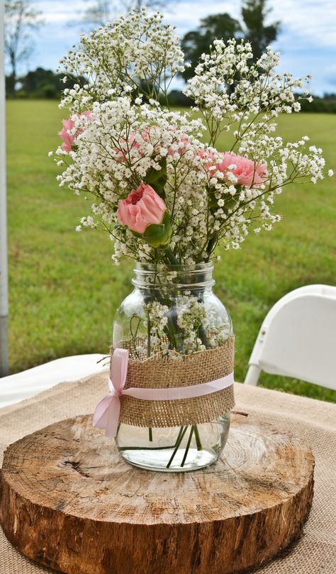 Decorate Mason Jars. Add flowers (simple, inexpensive) Mason Jar Vase Ideas, Wedding Centerpieces Diy Mason Jars, Decorate Mason Jars, Sunflower Wedding Centerpieces, Jar Centerpiece Wedding, Jar Bouquet, Mason Jar Flower Arrangements, Uses For Mason Jars, Mason Jar Fairy Lights