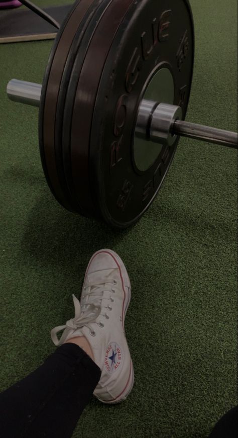 <3 weightlifting Weights Aesthetic Wallpaper, Strength Training Astetic, Fall Gym Aesthetic, Gym Asethic Women, Workout Green Aesthetic, Asthetic Workouts Pics, Gym Green Aesthetic, Athlete Girl Aesthetic, Power Lifting Aesthetic