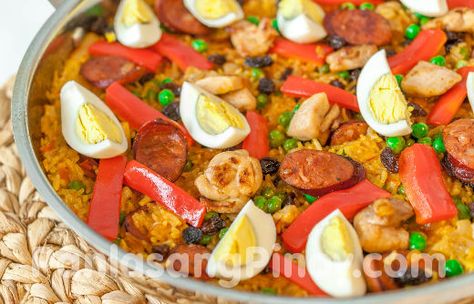 Arroz Valenciana, my Mom used to make this during Christmas and really love it... Filipino Meal, Valenciana Recipe, Pilipino Recipe, Bagoong Alamang, Pagkaing Pinoy, Pinoy Dishes, Pinoy Recipe, Filipino Snacks, Pinoy Foods