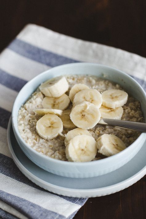 Eat Before Workout, Banana Oatmeal Recipe, Before Workout, Vanilla Shakeology, Oatmeal Bowls, 2000 Calorie Diet, Banana Oatmeal, Pre Workout, Oatmeal Recipes