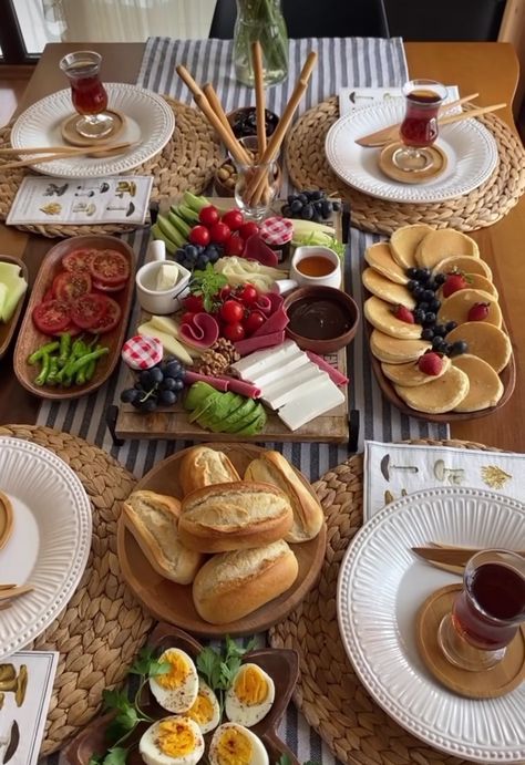 Breakfast Ideas Decoration Table, Brunch Ideas Home, Breakfast Decorations Ideas Table, Breakfast Ideas Table, Breakfast Gathering Ideas, Breakfast Table Setting Mornings, Breakfast Presentation, Brunch At Home, Amazing Food Platters