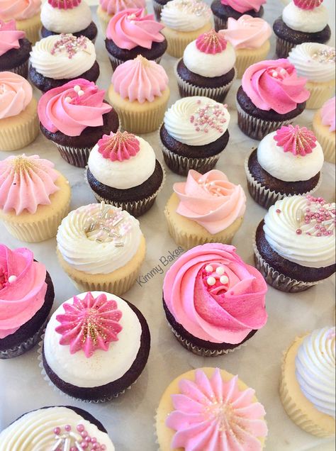 Assorted Pink Mini Cupcakes by Kimmy Bakes Mini Cupcakes Design, Sweet Sixteen Cupcakes Ideas, Pink Girly Cupcakes, Pink Mini Cupcakes, Decorated Mini Cupcakes, Pink Mini Desserts, Dedication Cupcakes, Girly Cupcakes Birthday, Pink Cupcakes Decoration