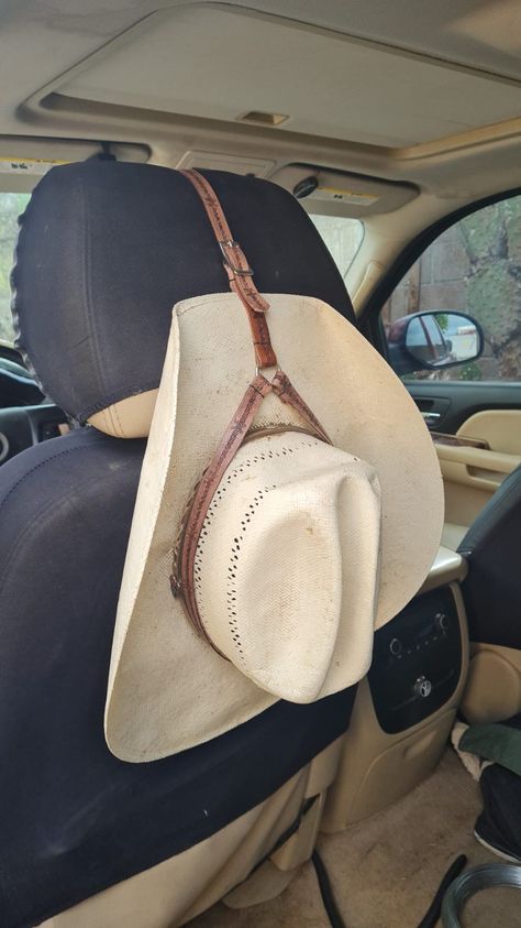 Leather Hat Holder, Best Cowboy Hats, Cowboy Hat Rack, Cowboy Crafts, Leather Working Projects, Groovy Fashion, Leather Bag Tutorial, Country Hats, Diy Leather Projects