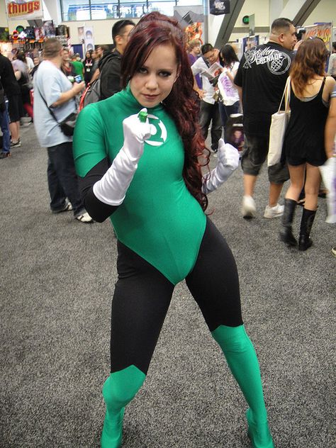 WonderCon 2011 - female Green Lantern | Flickr - Photo Sharing! Female Green Lantern, Female Spiderman, Green Lantern Cosplay, Green Lantern Costume, Lantern Costume, Cleopatra Halloween Costume, Jessica Cruz, Green Lanterns, Superman Costumes