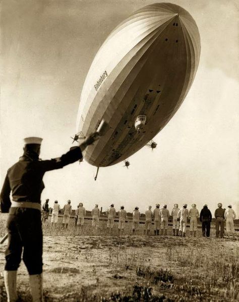 22 Vintage Photos of Zeppelins and Hot Air Balloons from between the 1910s and 1930s Airship Balloon, Zeppelin Airship, Vintage Lifestyle, Vintage Airplanes, Futurism, Air Travel, Dieselpunk, Zeppelin, Historical Photos