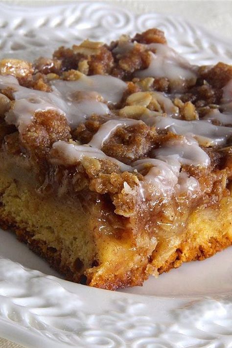 Cinnamon Roll Crust, Apple Crisp With Oatmeal, Best Apple Crisp Recipe, Best Apple Crisp, Cinnamon Crunch, Cinnamon Roll Dough, Thanksgiving Desserts Easy, Fruit Dessert Recipes, Apple Crisp Recipes