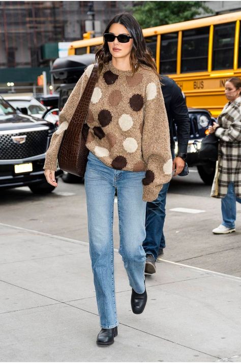 Kendall Jenner Sweater, Looks For Winter, Kendall Jenner Dress, Oversized Knitwear, Sweater Aesthetic, Kendall Jenner Street Style, Celeb Street Style, Birthday Look, Clothing Guide