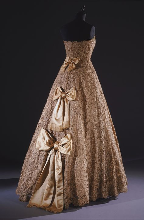 Woman’s Ball Gown, 1956, designed by James Galanos and worn at the wedding celebrations of Grace Kelly Look Retro, Philadelphia Museum Of Art, Fashion 1950s, Princess Grace, Antique Clothing, Vintage Couture, Vintage Gowns, 50s Fashion, 1950s Fashion