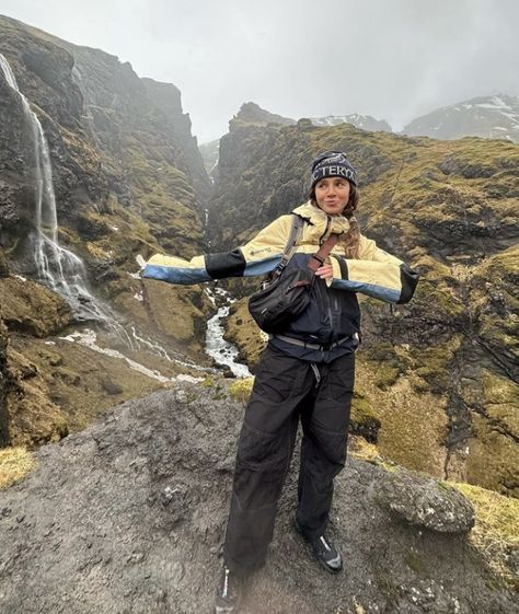 Hildur Karlsson, Iceland Fits, Outdoor Aesthetic Outfits, Arcteryx Outfit, Iceland Outfit, Walking Outfit Outdoor, Hiking Hair, Hiking Outfits Summer, Trail Outfits