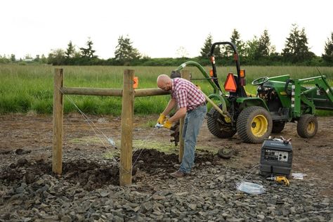 Coastal 101 - Building A Fence Corner Hog Panel Fencing, High Tensile Fence, Rolled Fencing, Livestock Fence, Fence Construction, Fence Gate Design, Farm Layout, Building A Fence, Farm Fence