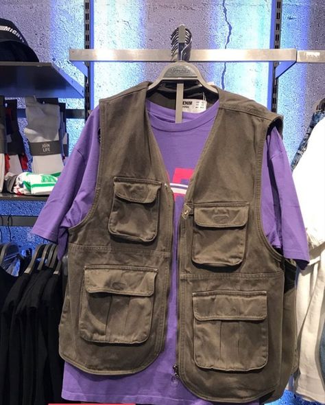 Cargo Vest Outfit, Utility Vest Outfit Streetwear, Utility Vest Outfit Men, Utility Vest Outfit, Mens Dress Shoes Guide, Vest Outfits Men, Oversized Shirt Outfit, Boston Outfits, Photographer Outfit