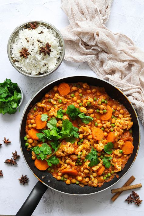 Vegan Vegetable Jalfrezi - UK Health Blog - Nadia's Healthy Kitchen Best Vegan Curry Recipe, Vegetable Jalfrezi, Jalfrezi Recipe, Vegan Butter Chicken, Vegan Tikka Masala, Vegan Curry Recipes, Vegan Indian Recipes, Uk Food, Vegan Curry