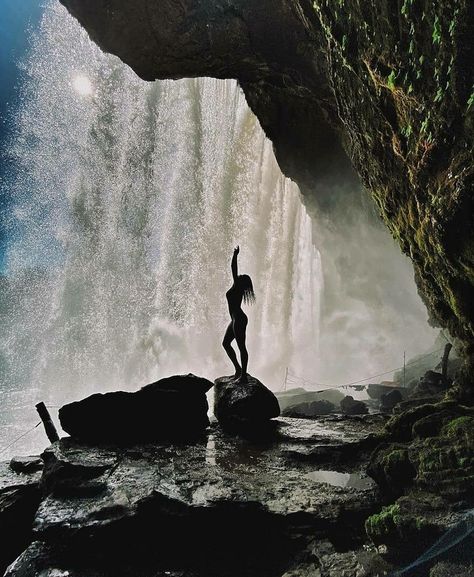 Rainforest Picture Ideas, Waterfall Birthday Photoshoot, Standing Under Waterfall, Waterfall Photoshoot Black Women, Waterfall Shoot Ideas, Nature Photo Shoot Ideas, Waterfall Picture Ideas Instagram, Waterfall Poses Photo Ideas Women, Majestic Photoshoot