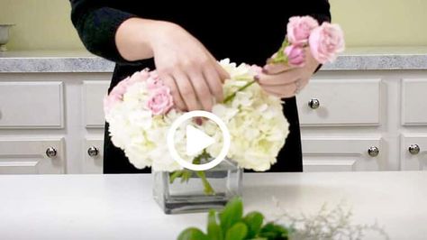 Simple Hydrangea Centerpiece, Square Vase Centerpieces, Hydrangea Centerpiece Diy, Diy Floral Centerpieces, Simple Centerpiece, Hydrangea Flower Arrangements, Shower Flowers, Small Flower Arrangements, Fake Hydrangeas