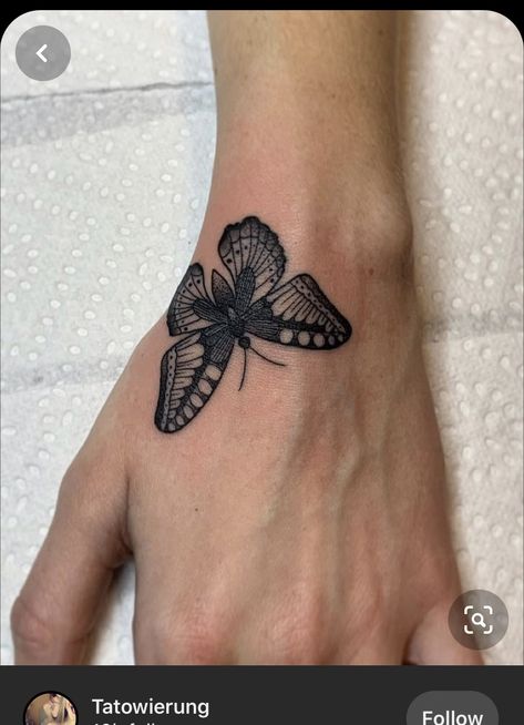 Tattoo Son, Butterfly Hand Tattoo, Tattoos Skull, Hand Tattoos For Women, Small Hand Tattoos, Celtic Tattoos, Dainty Tattoos, Wings Tattoo, Back Tattoos