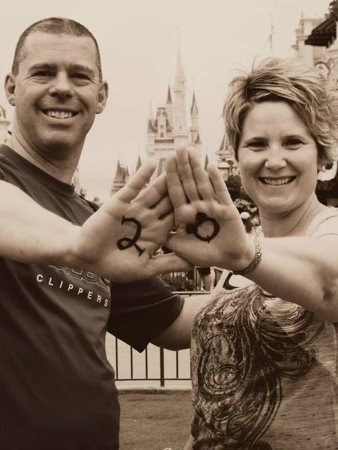 30th Wedding Anniversary Picture Ideas, 20th Wedding Anniversary Photo Shoot, Family Anniversary Pictures, 20 Year Anniversary Picture Ideas, 25 Anniversary Photoshoot Ideas, 20th Anniversary Photo Shoot Ideas, 25th Anniversary Picture Ideas, 30th Anniversary Photo Shoot Ideas, 25th Wedding Anniversary Photo Ideas