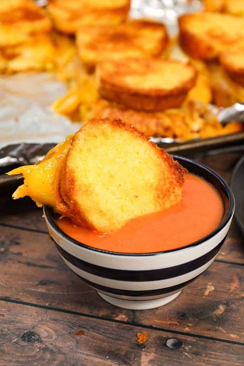 What To Bring To A Bonfire Party, Mini Grilled Cheese Appetizers, Sandwich For Soup, Grilled Cheese Sliders, Classy Appetizers, Baked Grilled Cheese, Grilled Cheese Bar, Soup Night, Appetizers Ideas