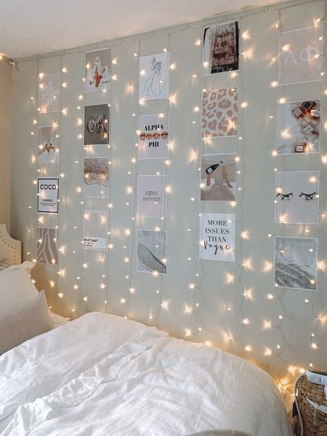 Fairy Lights Bedroom Wall, Fairy Lights On Wall, Chic Room Decor, Chic Room, Fairy Lights Bedroom, Photo Wall Decor, Cute Diy Room Decor, College Apartment Decor, Apartment Bedroom Decor