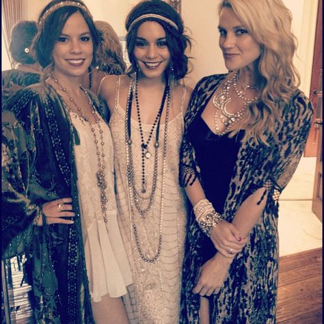 Vanessa Hudgens 1920's style #vanessahudgens #1920sstyle #thegreatgatsby Great Gatsby Makeup, Gatsby Makeup, Gatsby Party Outfit, Gatsby Outfit, Look Gatsby, Gatsby Party Dress, Style Année 20, Gatsby Look, Gatsby Hair