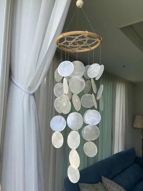 Mobile Home Decor, Windchimes Diy, Carillons Diy, Seashell Wind Chimes, Shell Wind Chimes, Shell Mobile, Diy Wind Chimes, Shell Crafts Diy, Beachy Decor