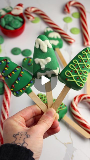 Christmas Cake Pops Ideas, Christmas Tree Cake Pops, Tree Cake Pops, 2023 Christmas Tree, Easy Christmas Cake Recipe, Cake Pop Displays, Christmas Cake Pops, Cake Pops How To Make, Mini Bundt Cakes