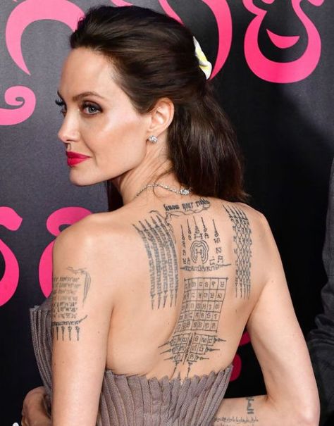 Angelina Jolie tiene muchos tatuajes, ¿sabes qué significan? Paragraph Quotes, Angelina Jolie Tattoo, Prayer Tattoo, Latin Tattoo, Coordinates Tattoo, Hollywood Photography, Quotes For Women, Cute Tattoos For Women, Back Tattoo Women