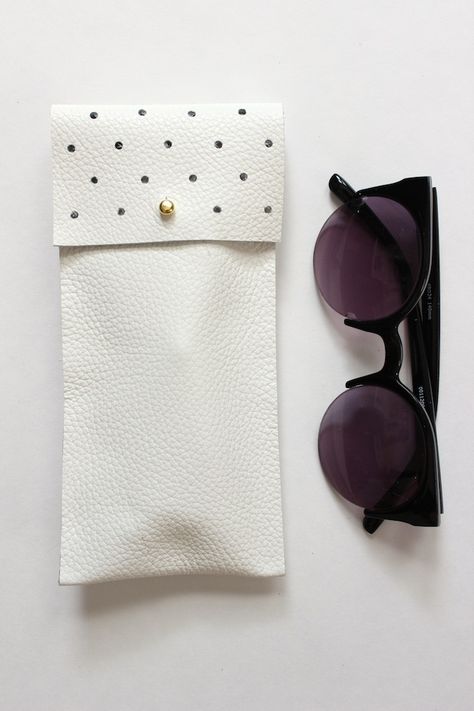 No-Sew Leather Glasses Pouch 1; so cute, Wonder if there is an alternative to having a utility punch Diy Sunglasses, Glasses Pouch, Diy Leather Projects, Leather Glasses Case, Costura Diy, Diy Bags, Cute Glasses, Naha, Leather Projects