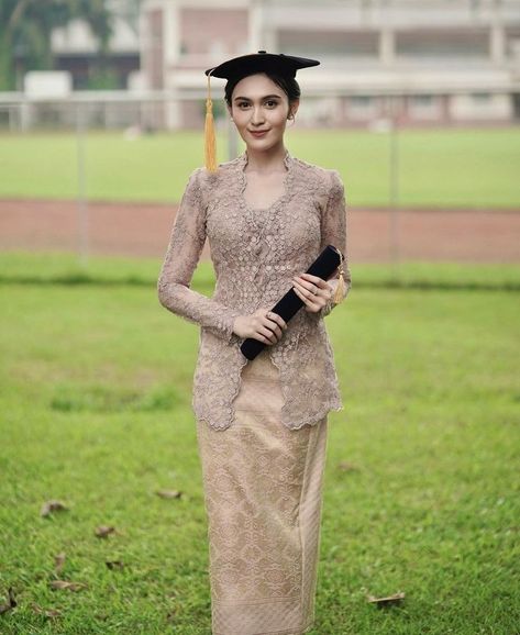 model kebaya batik wanita Kebaya Champagne, Kebaya Cream, Kebaya Wisuda Non Hijab, Model Kebaya Modern Wisuda, Brokat Wisuda, Kebaya Wisuda Hijab, Model Kebaya Wisuda, Dres Batik, Kebaya Simple