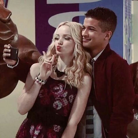 ❤️❤️❤️❤️❤️ Liv and Holden being all cute Liv And Holden, Holden Liv And Maddie, Sarcastic Face, Liv Rooney, Dove Cameron Style, Liv And Maddie, Lauren London, Disney Channel Stars, Tom Holland Spiderman