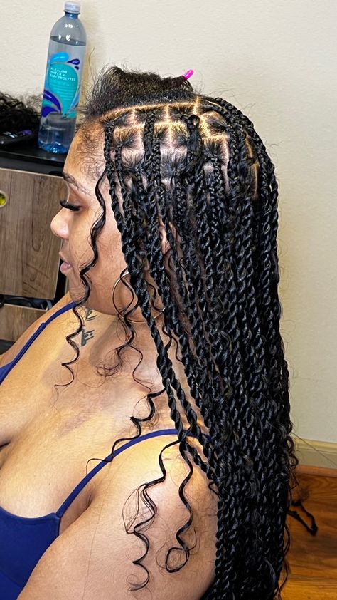 Smedium Knotless Island Twist, Medium Length Mini Twists, Mini Island Twist, Island Twist Medium Length, Small Boho Twists Black Women, Minitwiststyles With Extensions, Twist With Triangle Parts, Mini Twists With Shells, Extra Small Senegalese Twist