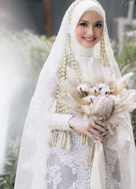 Hijabi Wedding Dress, Wedding Dress Hijab, Muslim Wedding Photos, Pose Pengantin, Hijabi Wedding, Muslim Wedding Gown, Javanese Wedding, Nikah Outfit, Kebaya Wedding