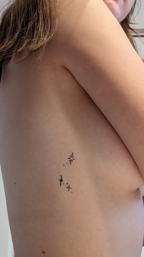 Star Tattoos On Ribs, Tattoos Down The Side Of Ribs, Top Rib Tattoo, Rib Star Tattoo, Minimal Rib Tattoo, Rib Tattoo Aesthetic, Star Tattoo Ribs, Cute Underboob Tattoo, Tiny Rib Tattoos For Women