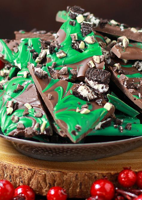 Christmas Treats with 5 Ingredients or Fewer – Community Table Mint Oreo Bark, Oreo Candy, Candy Bark Recipes, Mint Chocolate Desserts, Oreo Bark, Mint Desserts, Crockpot Candy, Slow Roasted Italian, Mint Oreo