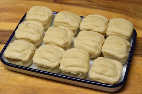 Brown And Serve Rolls, Soft Yeast Rolls, Dinner Rolls Recipe Homemade, Thanksgiving Dinner Rolls, Thanksgiving Rolls, Southern Plate, Bread Maker Recipes, Homemade Dinner Rolls, Yeast Rolls