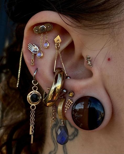 Maximalist Piercings, Guages With Earring, Junipurr Jewellery, Happy New Years 2023, Body Piercing Ideas, Earring Styling, New Years 2023, Gauged Ears, Ear Piercing Ideas