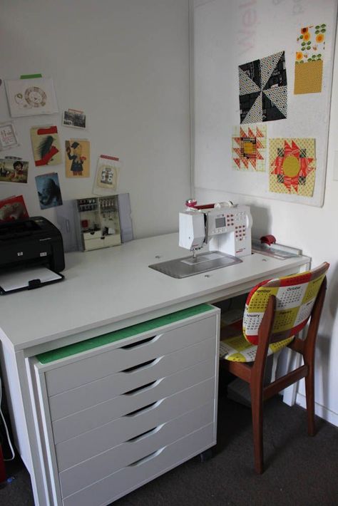 Make a sewing table. Sewing Desk, Ikea Drawers, Sewing Machine Tables, Ikea Ideas, Table Ikea, Sewing Spaces, Sewing Machine Table, Ikea Table, Ikea Desk